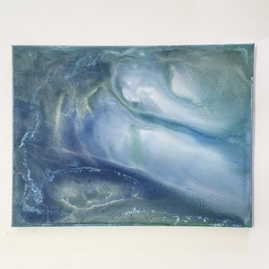 Puede incluir: Pintura abstracta con colores azules, verdes y blancos que se arremolinan. La pintura tiene un aspecto texturizado, casi metálico.
