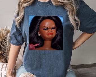 Camiseta con meme de cara de muñeca desaliñada, Comfort Colors, Camiseta viral de internet, Camiseta vergonzosa, Camiseta sarcástica con cara de muñeca, Camiseta de muñeca disgustada 136088