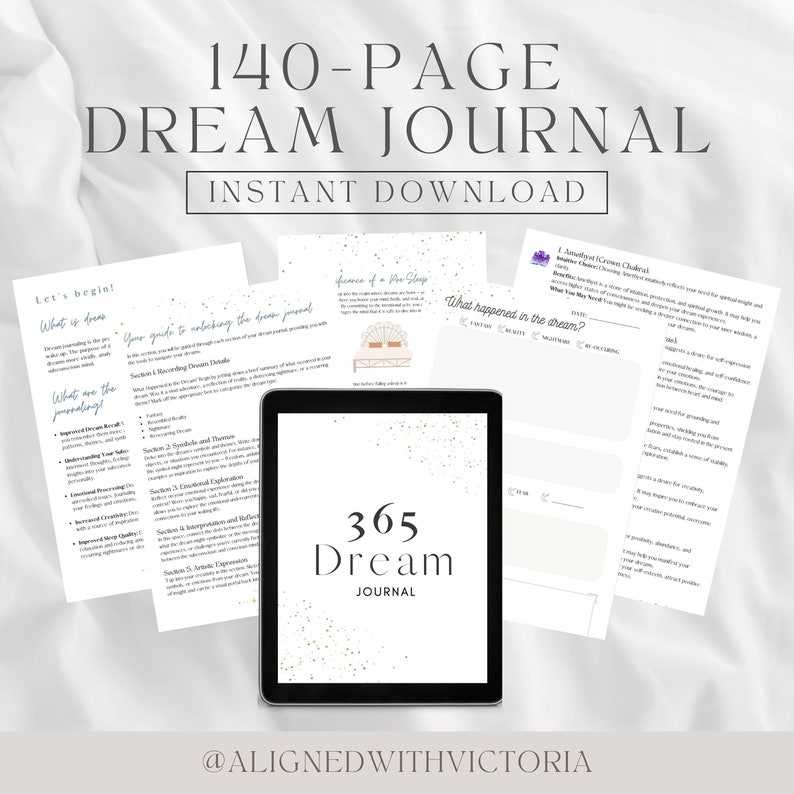 K&ouml;nnte beinhalten: Ein digitales Tablet zeigt ein 365-Tage-Traumtagebuch mit goldenen Glitzerakzenten. Der Einband des Tagebuchs tr&auml;gt den Text "365 Dream Journal". Das Tablet befindet sich auf einer wei&szlig;en Oberfl&auml;che, im Hintergrund sind weitere Seiten des Tagebuchs zu sehen.