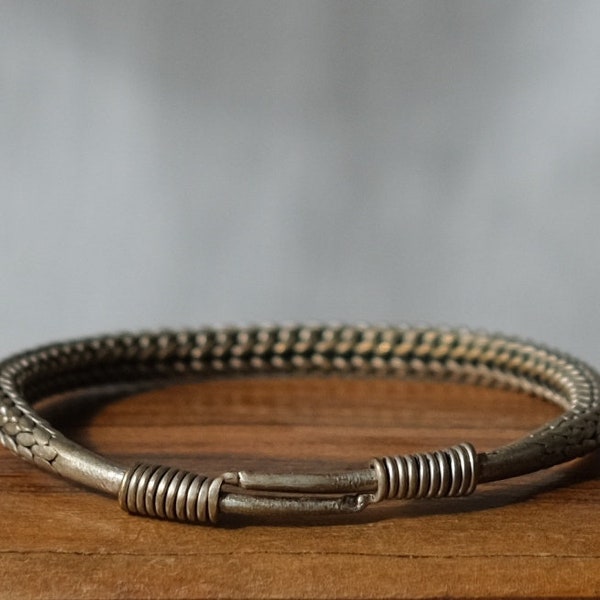 Hmong Miao vintage bracelet argenté à chevrons design tribal