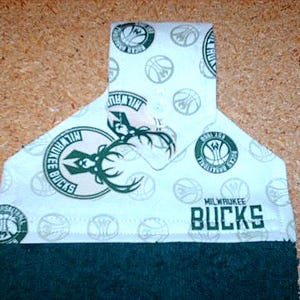 Serviette de sport à suspendre avec dessus boutonné Milwaukee Bucks