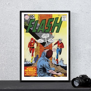 Può includere: Una copertina di fumetto vintage con The Flash, un supereroe in costume rosso e giallo, che corre verso un edificio. Il testo della copertina recita "The Flash" e "Flash of Two Worlds!" con uno slogan "Una storia spettacolare che è destinata a diventare un classico."
