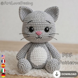 Puede incluir: Un gato de ganchillo gris hecho a mano con vientre blanco, nariz rosa y bigotes negros. El gato tiene ojos negros grandes y está sentado sobre una superficie blanca. La imagen incluye el texto "PDF Pattern" y un icono de descarga.