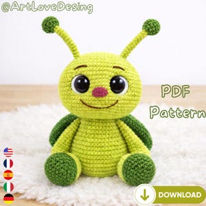 Può includere: Un insetto all'uncinetto verde lime fatto a mano con grandi occhi neri, un naso rosa e una bocca sorridente. L'insetto ha antenne verdi e un guscio verde. L'immagine include il testo "PDF Pattern" e un pulsante di download.