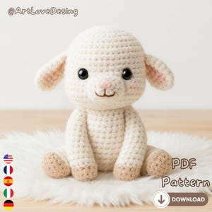 Può includere: Un giocattolo di agnello all'uncinetto color crema con dettagli beige. L'agnello ha grandi occhi neri, guance rosa e un naso rosa. L'immagine include il testo "PDF Pattern" e una freccia di download.