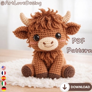 Op de afbeelding: Een gehaakte bruine Highland koeienknuffel met grote zwarte ogen, kleine hoorns en een lichtbruine snuit. De tekst "PDF Pattern" is zichtbaar. De knuffel zit op een witte, zachte ondergrond.