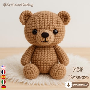 Puede incluir: Un oso de peluche de ganchillo marrón hecho a mano con ojos de seguridad negros y una nariz negra. El oso está sentado sobre una superficie blanca y esponjosa. La imagen incluye el texto "PDF Pattern" y una flecha de descarga.