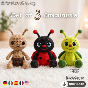 Pode incluir: Três amigurumis de crochê: uma formiga marrom, uma joaninha preta e vermelha e um inseto verde e amarelo. A imagem inclui o texto "Set of 3 Amigurumis" e "PDF Pattern Download".