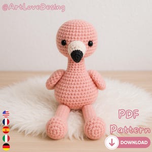 Può includere: Un fenicottero rosa all'uncinetto fatto a mano con becco nero e bianco e occhi neri. Il fenicottero è seduto su una superficie bianca e soffice. L'immagine include il testo "PDF Pattern" e una freccia di download.