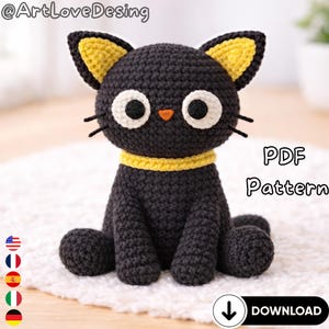 Puede incluir: Un gato negro hecho a mano con detalles amarillos en las orejas y el cuello. El gato tiene ojos blancos grandes, una pequeña nariz naranja y bigotes negros. La imagen incluye el texto "PDF Pattern" y un botón de descarga.