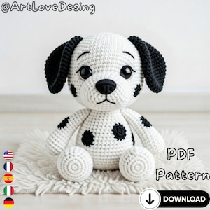 Puede incluir: Un perro dálmata tejido a ganchillo con manchas negras, orejas negras y nariz negra. El perro está sentado sobre una alfombra blanca. La imagen incluye el texto "PDF Pattern" y un icono de descarga.