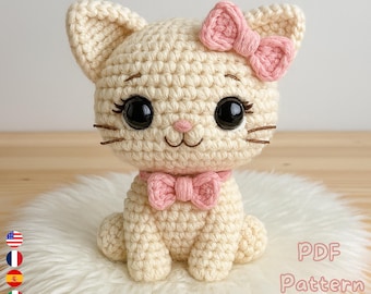 Häkelanleitung Amigurumi Katze PDF – Cremefarbenes Kätzchen mit Schleife – Niedliches Stofftier selbst häkeln – Anleitung zum Herunterladen