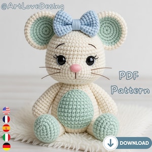 Könnte beinhalten: Gehäkelte Maus in Creme, Hellblau und Rosa. Die Maus hat große schwarze Augen, eine rosa Nase und eine hellblaue Schleife. Das Bild enthält den Text "PDF Pattern" und einen Download-Button.