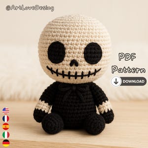 Può includere: Bambola scheletro all'uncinetto, con testa beige e corpo nero. La bambola ha grandi occhi neri e un sorriso cucito. Il testo "PDF Pattern" e "Download" è visibile. Articolo fatto a mano.