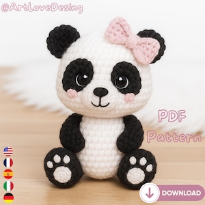 Puede incluir: Un oso panda de ganchillo con pelaje blanco y negro, ojos negros y un lazo rosa. El panda tiene patas y orejas negras, y mejillas rosadas. La imagen incluye el texto "PDF Pattern" y un botón de descarga.