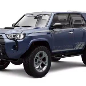 Peut inclure: Un SUV Toyota 4Runner bleu avec des pneus tout-terrain noirs et un pare-chocs avant. Le véhicule porte l'inscription "ROCKY ROAD TRUCK 4X4" en haut du pare-brise et "TOYOTA RUNNER" sur le côté.