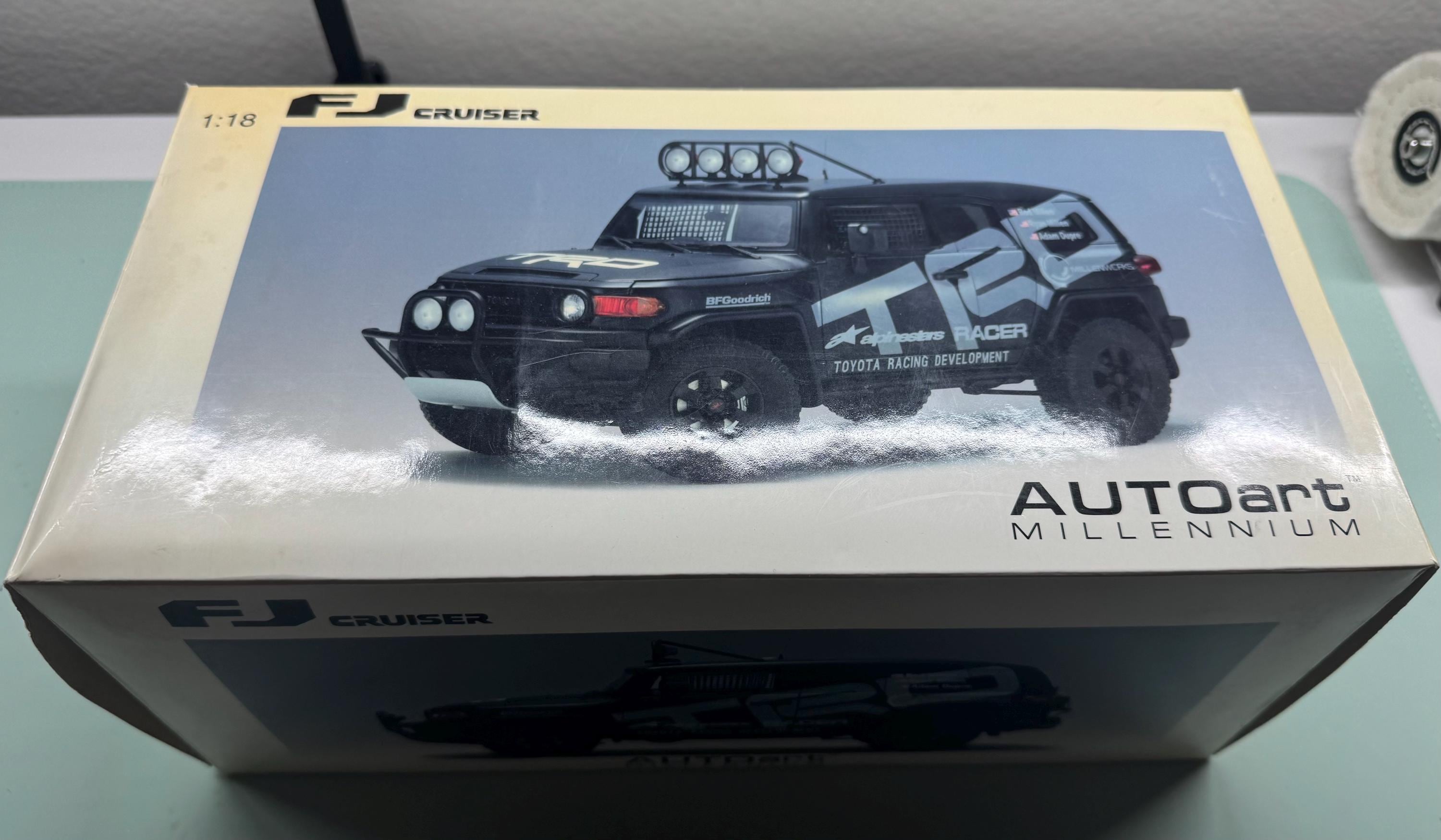 AUTOart 1/18 Toyota Fjクルーザー Millennium 希少！【 AUTOart