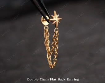 Op de afbeelding: Een goudkleurige oorbel met dubbele ketting en platte achterkant. De oorbel heeft een stervormige bovenkant en twee bungelende kettingen. De tekst "Double Chain Flat Back Earring" en "18G / 6mm" zijn zichtbaar.
