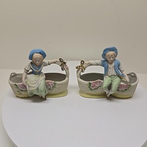 Vintageparti med 2 bisque-planteringskrukor, viktorianska figurer, pojke och flicka, 15 cm höga. D88