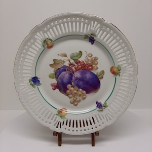 Vtg Bavaria Germany Porcelain Reticulated Dinner Plate Fruit Plums Grapes 10.5”