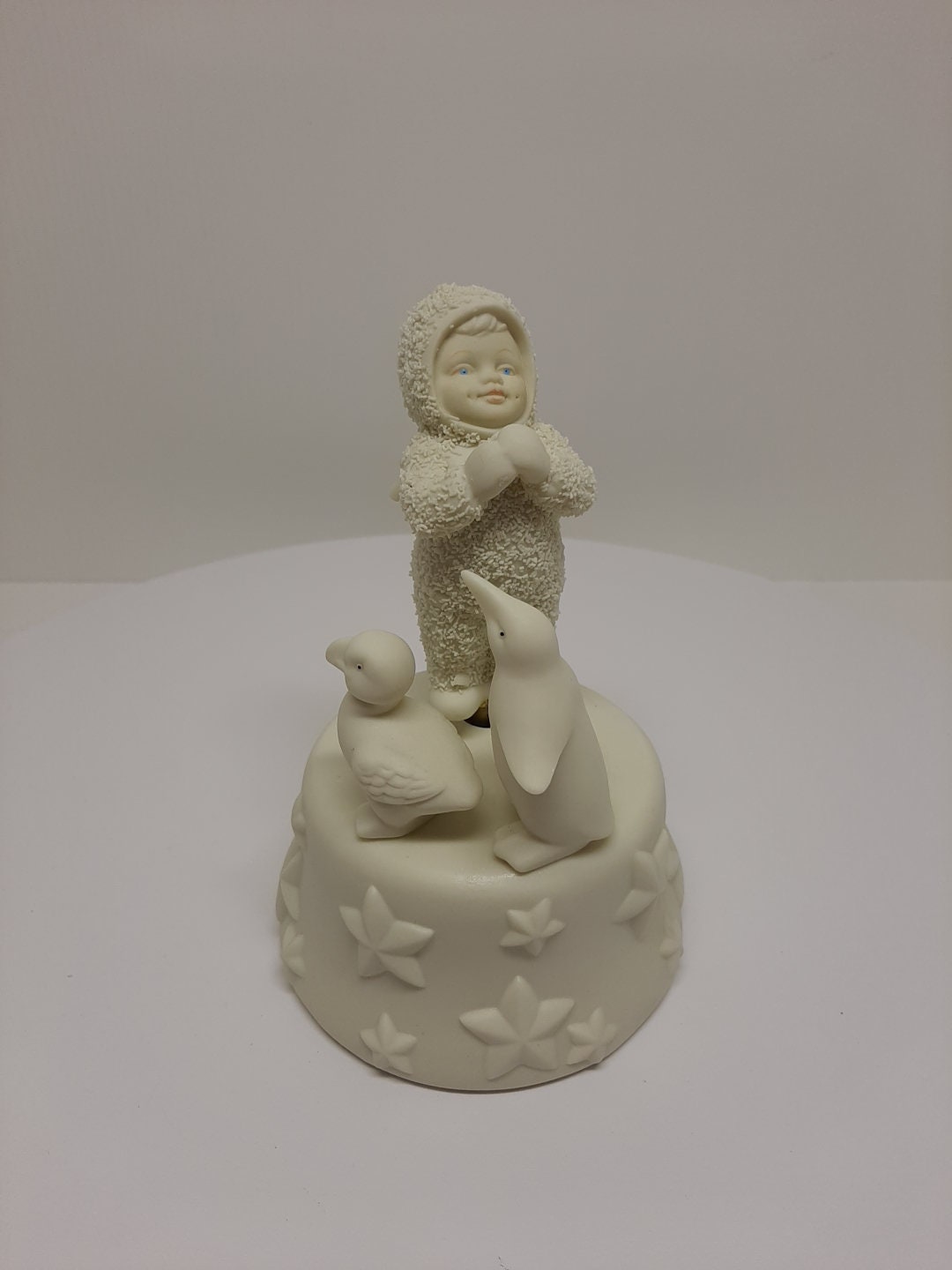 アメリカDEPARTMENT56 スノーベイビーズpセット Departament 56 Snowbabies With Penguins Music Box Plays Catch a