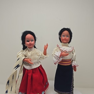 Vintage handgemaakte poppen in traditionele etnische kledij - set van 2, D75