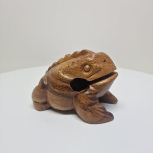 Sculpture vintage faite main en bois naturel, figurine de grenouilles porte-bonheur D53