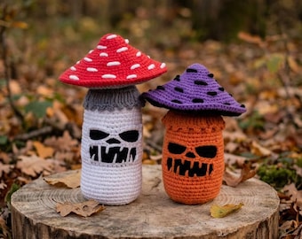 Straszny pluszowy grzybek szydełkowy – upiorna czaszka amigurumi z muchomorem, zabawka dekoracyjna na Halloween