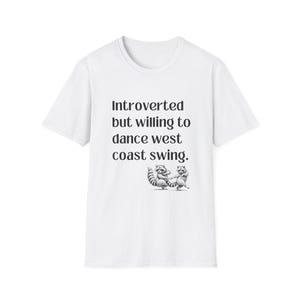 Op de afbeelding: Wit T-shirt met de tekst "Introvert maar bereid om west coast swing te dansen." Onder de tekst staat een zwart-wit illustratie van twee dansende wasberen. Het T-shirt heeft een ronde hals en korte mouwen.