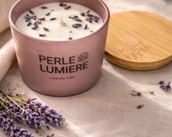 Beruhigende Lavendel Duftkerze mit getrockneten Blüten, natürliche Entspannungshilfe