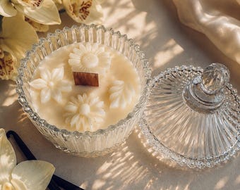 Vela de pavio de madeira com aroma de orquídea e baunilha, design elegante com cristais.