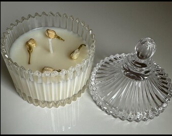 Vela de soja con aroma a jazmín y capullos de jazmín – Frasco de vidrio acanalado con tapa, vela floral hecha a mano, elegante regalo de decoración para el hogar.