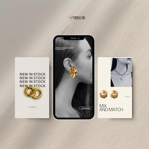 Può includere: Immagine promozionale di gioielli dorati, tra cui orecchini e collane. Uno smartphone mostra una donna con un orecchino d'oro. Il testo sulle schede recita "NEW IN STOCK" e "MIX AND MATCH". Il marchio "MOEKA LAB" è visibile.