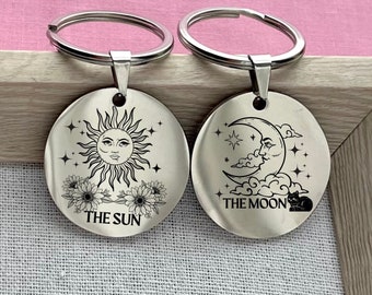 Gepersonaliseerde de zon en de maan tarotkaart sleutelhanger - mystiek ontwerp roestvrijstalen aandenken - aanpasbaar cadeau