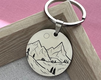 Llavero personalizado de acero inoxidable con escena de montaña: regalo de aventura