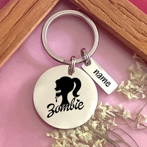 Personalisierter Halloween-Zombie-Mädchen-Schlüsselanhänger aus Edelstahl – individueller gruseliger Schlüsselanhänger – Halloween-Horror-Accessoire