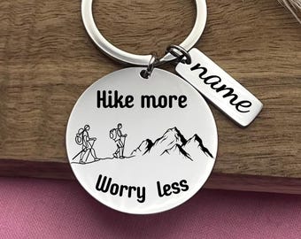 Llavero personalizado de acero inoxidable "Hike More" – Regalo motivador para actividades al aire libre – Recuerdo de aventura para senderistas