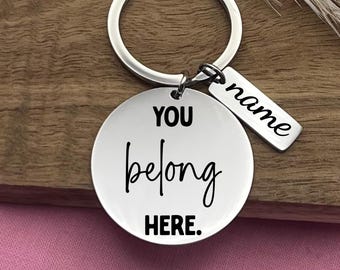 Llavero personalizado de acero inoxidable "You Belong Here" (Eres parte de este grupo): un regalo de apoyo para un amigo o estudiante. Etiqueta de ánimo personalizada.