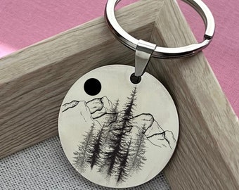 Portachiavi personalizzato in acciaio inossidabile con alberi di pino e montagne - Portachiavi personalizzato nella natura selvaggia - Ciondolo solare personalizzato per amante della natura