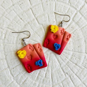 Orecchini con carte da gioco e fiori - fatti a mano, colorati, originali