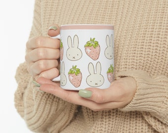 Taza de cerámica con diseño de fresa inspirada en Miffy / Taza bonita / Regalo para ella / Idea de regalo para el día de la madre / Habitación estética para niñas / Taza coqueta / Taza kawaii