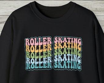 Könnte beinhalten: Schwarzes Sweatshirt mit dem Schriftzug "ROLLER SKATING" in einem farbenfrohen Retro-Schriftzug. Der Text ist vertikal gestapelt, wobei jedes Wort eine andere Farbe hat, darunter Rosa, Gelb, Grün und Blau. Das Sweatshirt hat lange Ärmel und einen Rundhalsausschnitt.