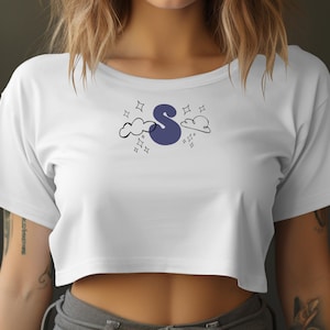 Regata com a letra S, top curto com nuvens, regata com estrelas, camisa fofa e moderna, design divertido, camiseta com a inicial S, camiseta com o céu, regata estética, presente para ela