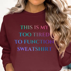 Sudadera "Demasiado cansado para funcionar" - Prenda cómoda para esos días de pereza y noches de relax. imagen 3