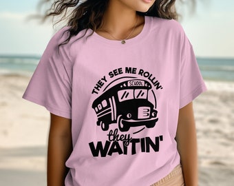スクールバスに乗っている私を見ているグラフィックTシャツ、面白い先生へのギフトシャツ、カジュアルユニセックスサマーTシャツ