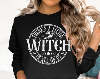 Er schuilt een kleine heks in ons allemaal - Halloween T-shirt of sweatshirt