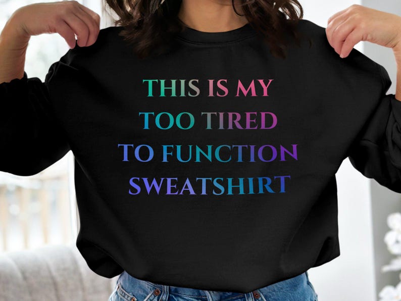 Sudadera "Demasiado cansado para funcionar" - Prenda cómoda para esos días de pereza y noches de relax. imagen 1