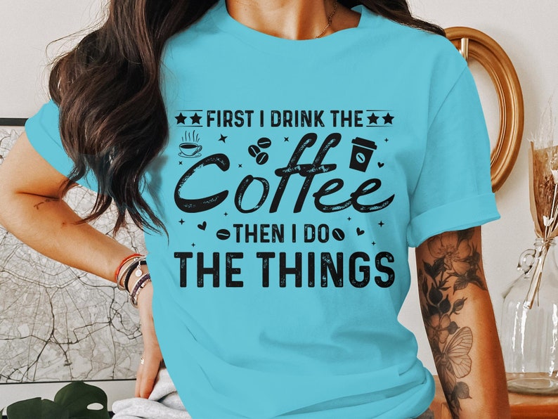 Lustige Friseurschürze „First I Drink The Coffee“ – Für Haarstylistinnen, Mit 3 Taschen