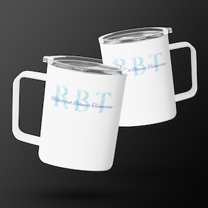 Könnte beinhalten: Zwei weiße Reisebecher mit dem Text "RBT Registered Behavior Technician" in Hellblau. Die Becher haben einen Griff und einen transparenten Deckel. Der Hintergrund ist schwarz.