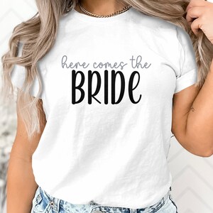 花嫁がやってくるTシャツ、独身パーティーTシャツ、ブライダルシャワーギフト、結婚式準備用トップス、カジュアルな花嫁シャツギフト